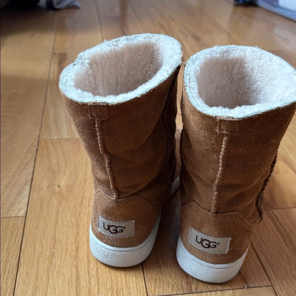 UGG Classic woman’s Mika Sneaker Boots Sz 7